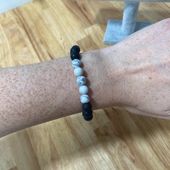 Lava rock diffuser bracelet with white howlite stone beads - Picture 2 of 6